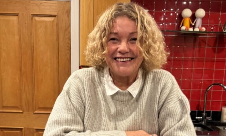 Woman goes from tip to tips with book about family life Woman goes from tip to tips with book about family life